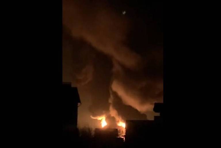 Incêndio em depósito de combustível em Vasilkov, a cerca de 30 km ao sul de Kiev, no domingo (27) 
