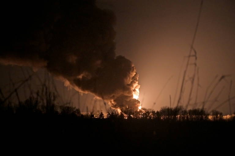 Depósito de combustível em chamas perto da base aérea de Vasilkiv, próximo de Kiev