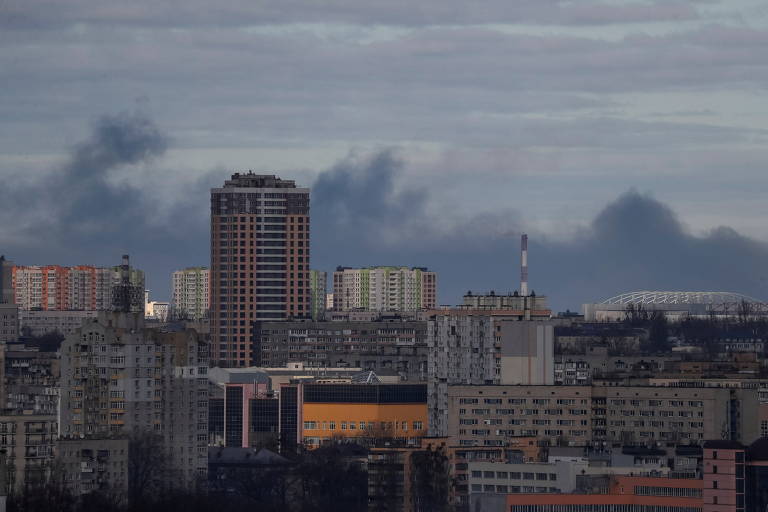 Fumaça sobe após bombardeio em Kiev na madrugada deste domingo (27)