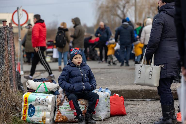 Ucranianos chegam a Medyka, na Polônia, refugiados após ataques russos ao seu país