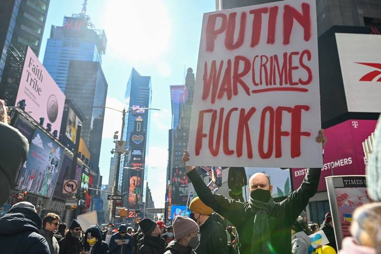 O xingamento dos soldados ucranianos chega a um cartaz em ato contra a guerra em Nova York
