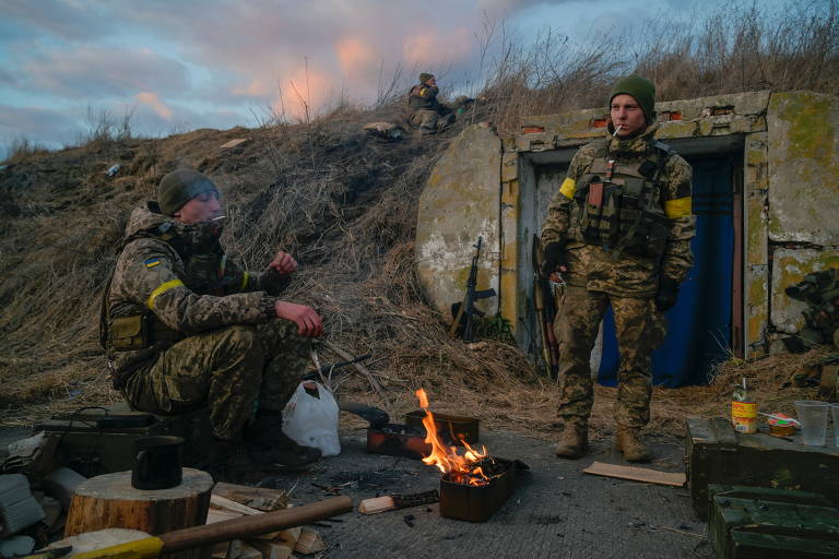 Militares ucranianos são vistos em posições de combate na base aérea militar Vasilkov, na região de Kiev, Ucrânia
