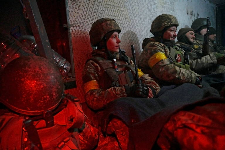 Militares ucranianos se abrigam em posições de combate; veja fotos da guerra na Ucrânia