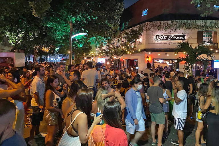 Cariocas lotaram ruas e bares neste sábado (26) de Carnaval