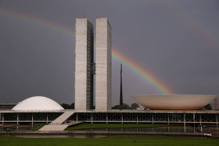 Arco íris se forma atrás do Congresso Nacional, na esplanada dos ministérios, em Brasília, em foto tirada por Pedro Ladeira