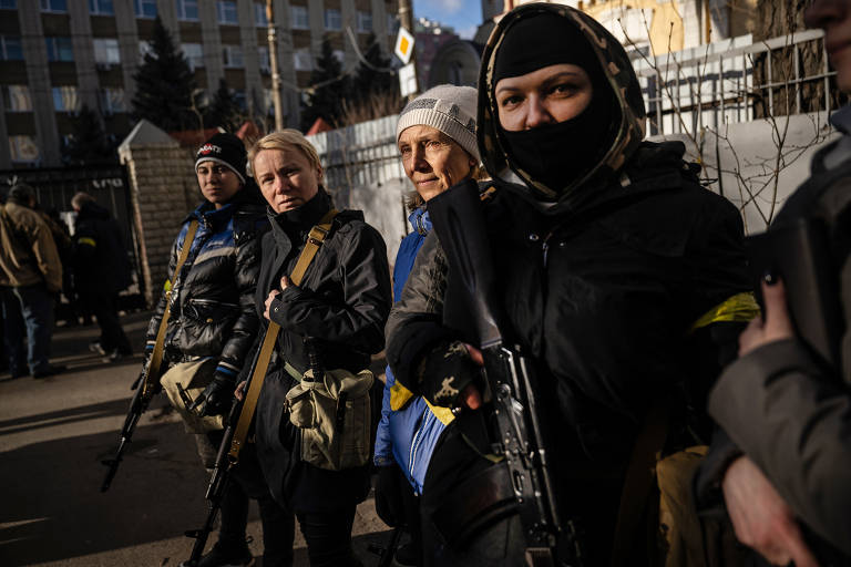 Civis ucranianos lutam contra invasores russos nas ruas