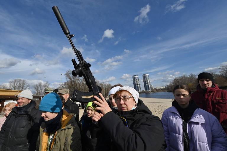 Moradores participam de treinamento aberto organizado por veteranos de guerra para ensinar a civis o manuseio básico de armas e primeiros socorros