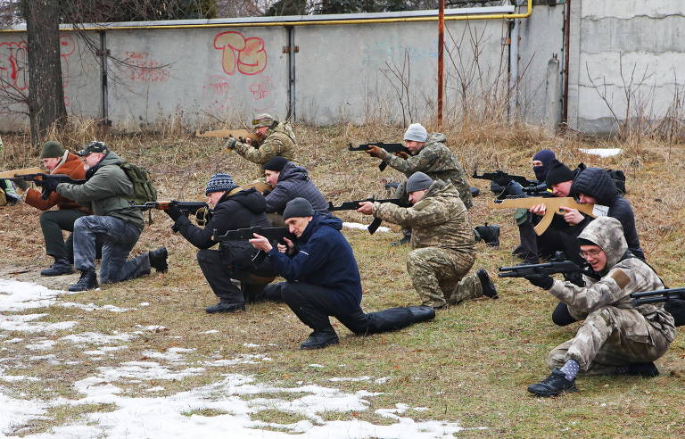 Pessoas participam de exercício militar para civis conduzido por veteranos do batalhão da Guarda Nacional Ucraniana Azov em Kharkiv, Ucrânia