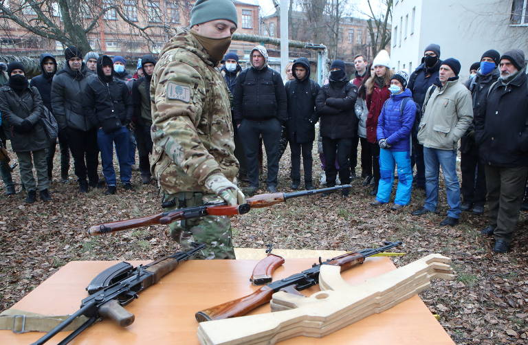 Veteranos do batalhão da Guarda Nacional Ucraniana Azov em Kharkiv, Ucrânia, conduzem treinamento para civis