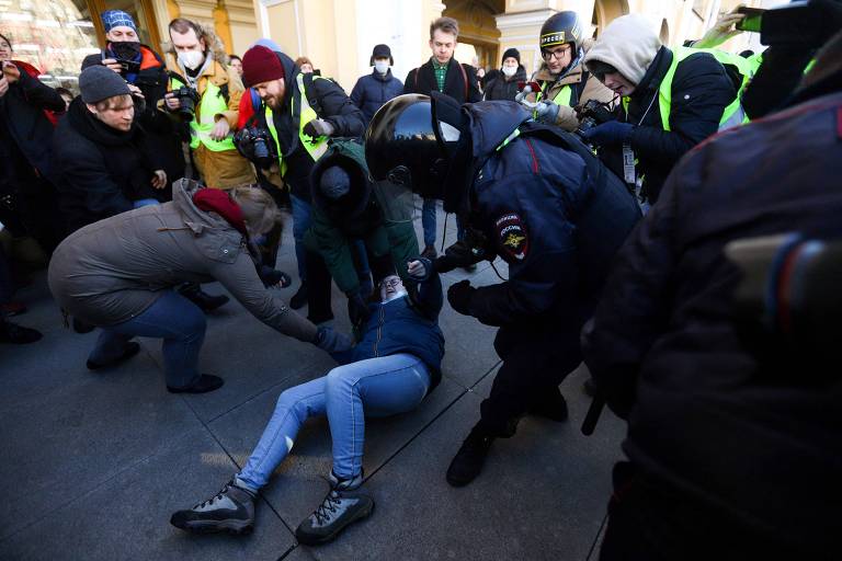 Policiais detêm manifestante contrário à guerra em São Petersburgo
