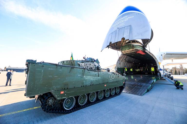 Veículo militar embarca para reforçar tropas da Otan