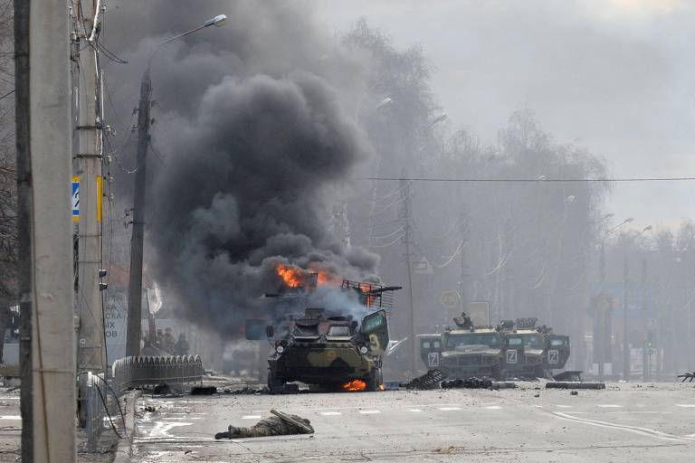 Tanque russo é incendiado próximo a corpo não identificado de soldado durante combate em Kharkiv, na Ucrânia