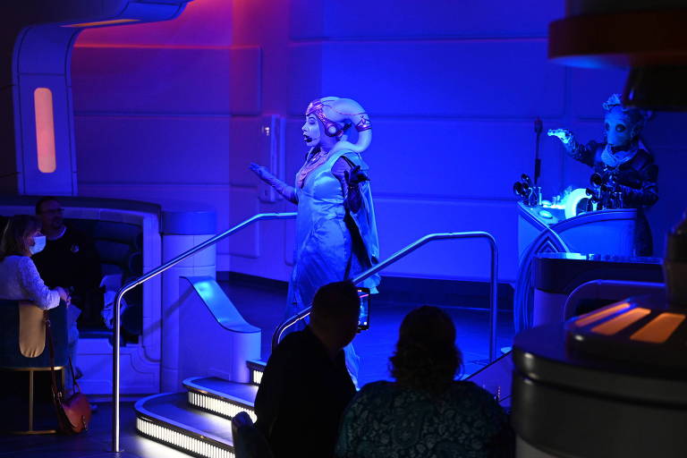 Uma estrela do pop alien chamada Gaya se apresenta em um dos espaços da nave