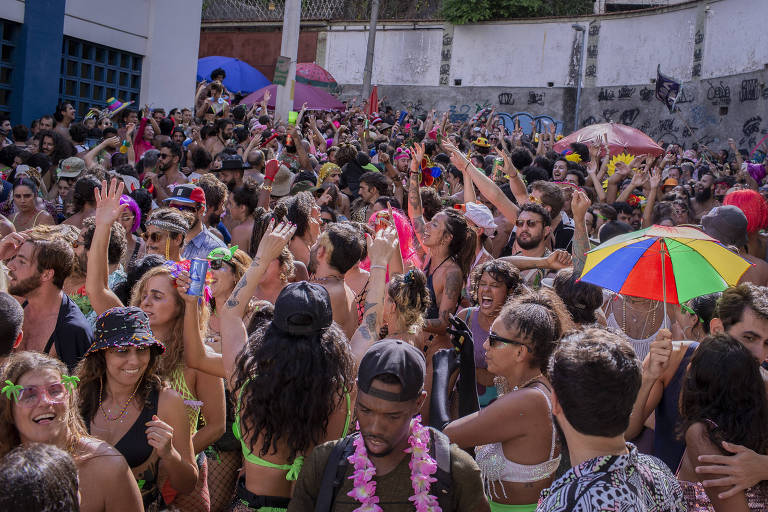 Foliões aglomerados em bloco de carnaval clandestino no Rio de Janeiro