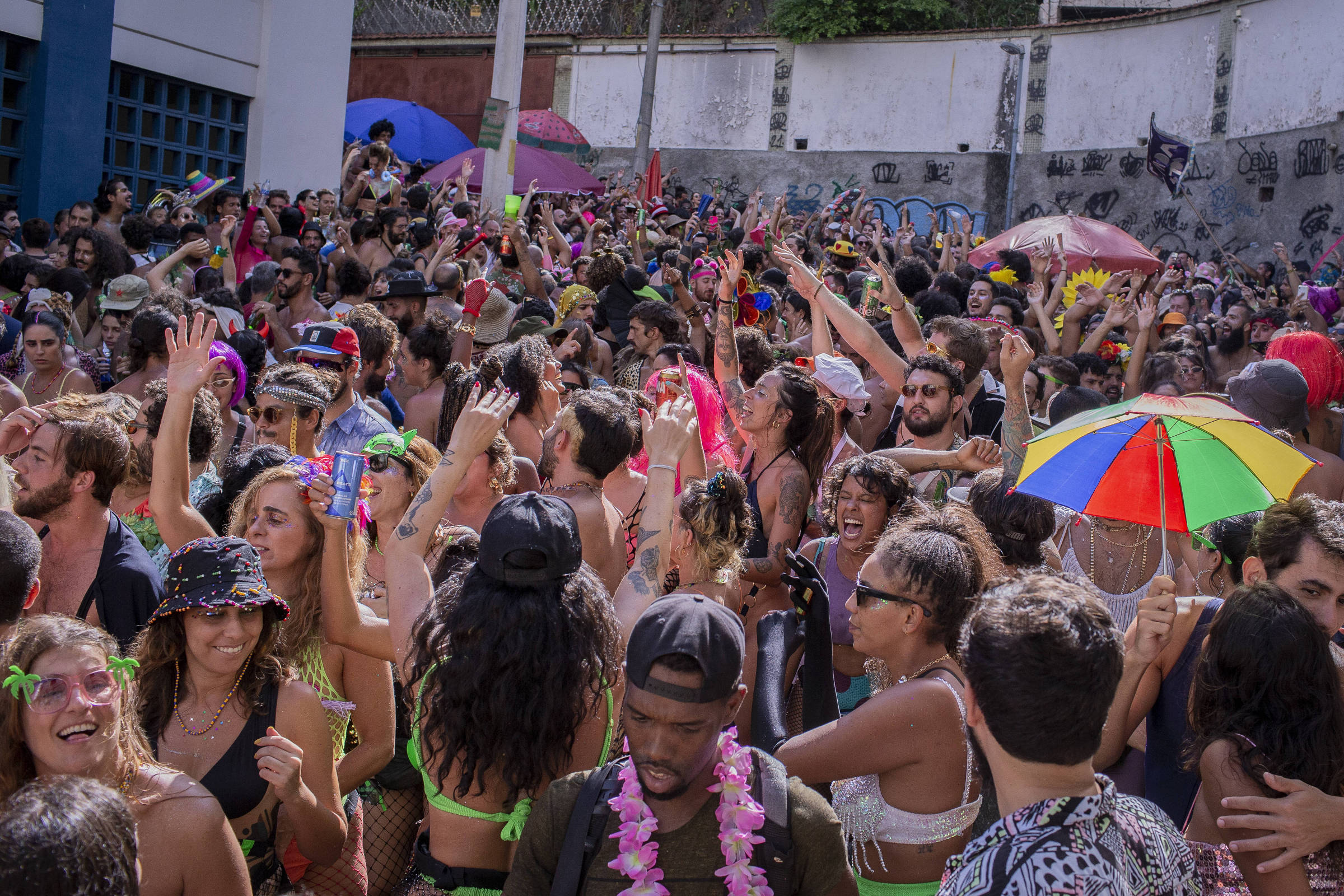 Carnaval de rua no Rio: blocos pedem folia em manifesto - 13/04