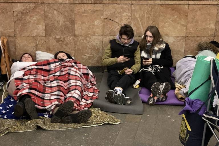 Metrô em Kiev vira abrigo para civis 