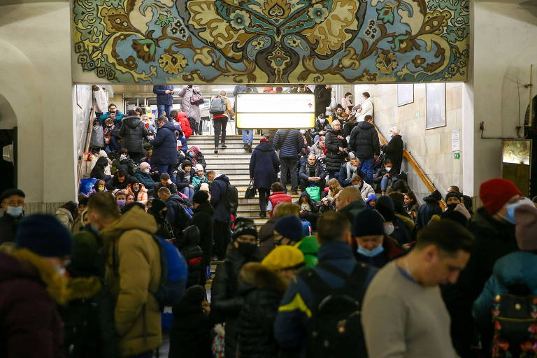 Escadas de estação do metrô de Kiev ocupadas por cidadãos depois de Putin autorizar operação militar