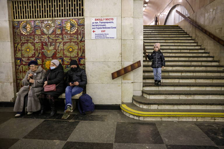 Famílias levam crianças para se proteger em estações de Metrô, em Kiev