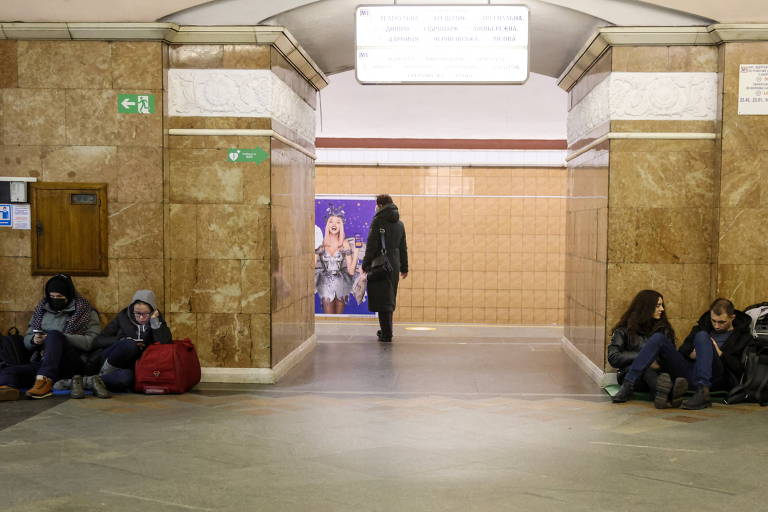 Estações do metrô de Kiev se tornaram abrigo de civis com medo de ataques aéreos da Rússia