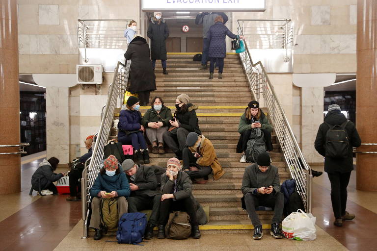 População refugia-se em estação de metrô de Kiev, na Ucrânia, após presidente russo, Vladimir Putin, autorizar operação militar