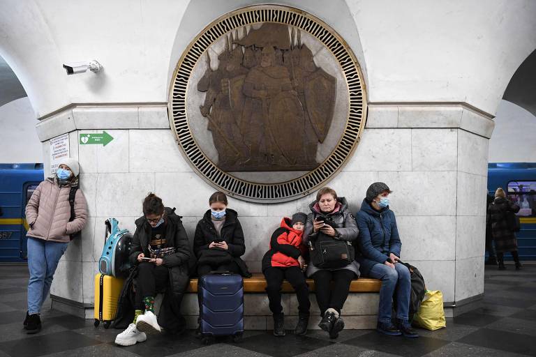 Civis na estação Vokzalna, do metrô de Kiev