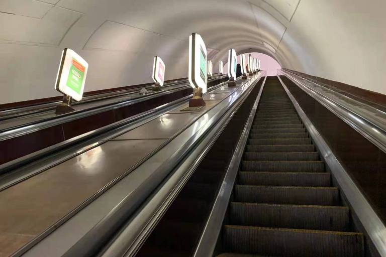 Escada em estação do metrô de Kiev, na Ucrânia