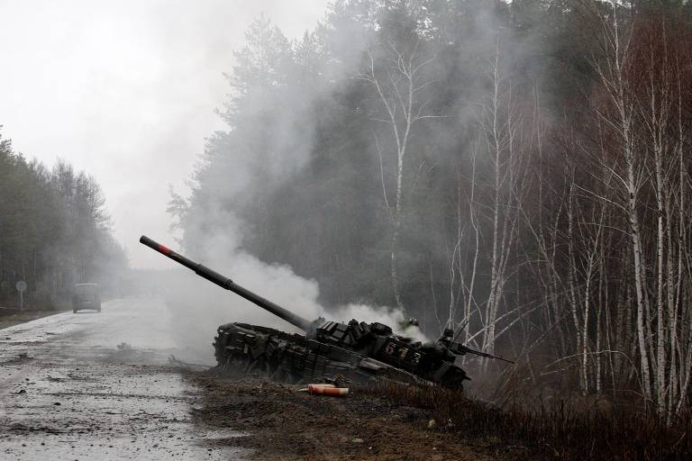 Tanque russo pega fogo após ataque ucraniano perto da região de Donetsk