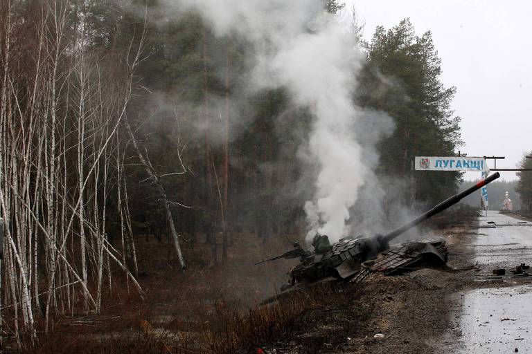 Tanque russo destruído em estrada de Lugansk