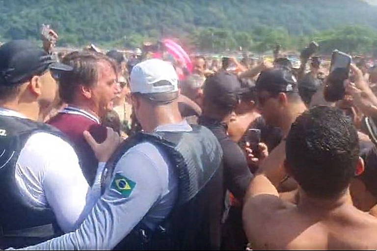 Bolsonaro provoca aglomeração de banhistas na praia do Guaiúba, em Guarujá, no Carnaval