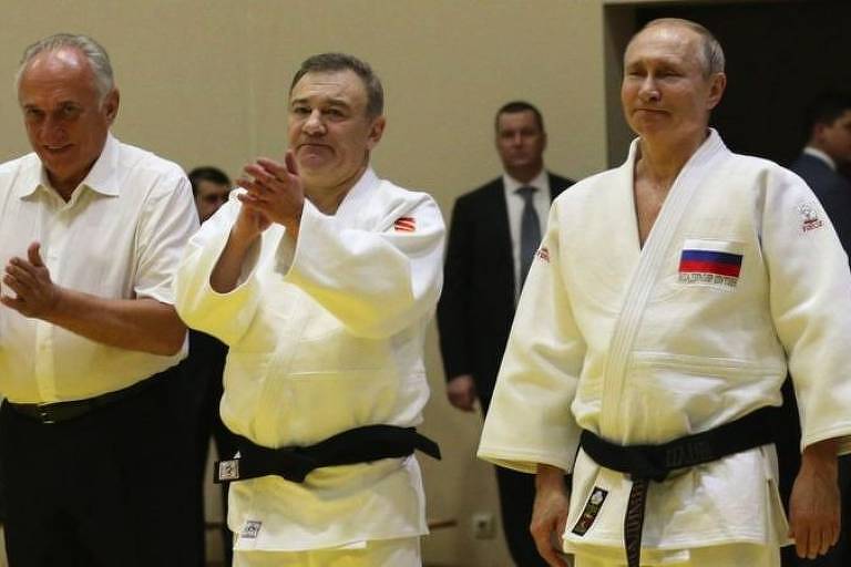 Putin e homem de kimono