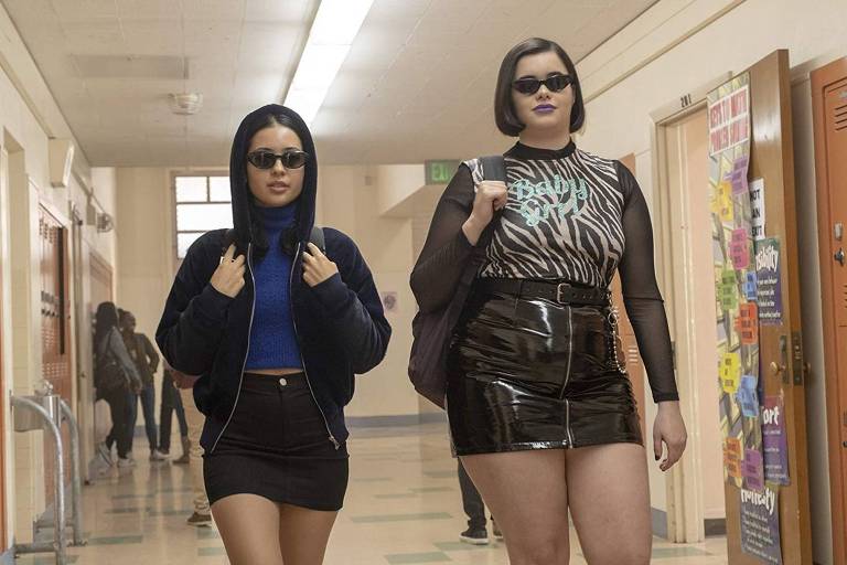 Duas meninas andam numa escola com saias curtas 
