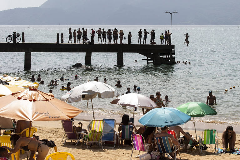 Turistas enfrentam trânsito e praia lotada em Ilhabela (SP)