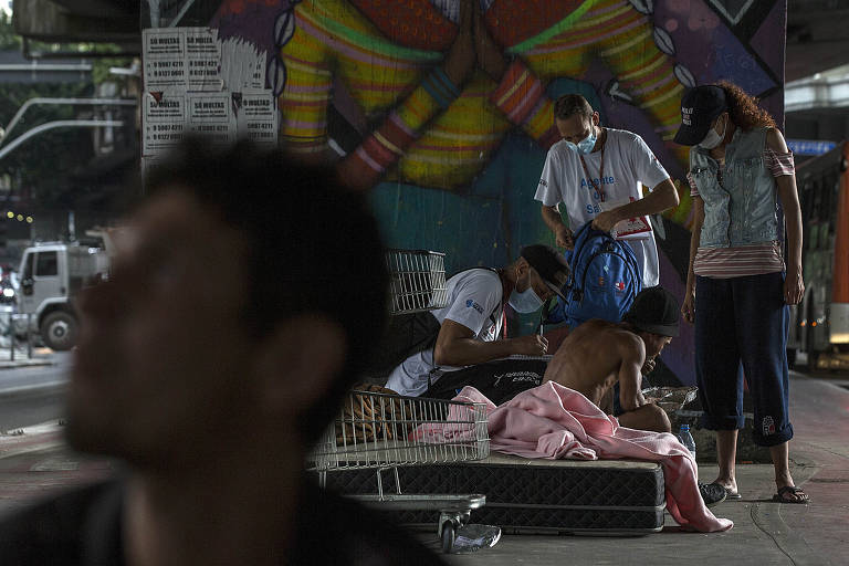 Equipe da prefeitura de São Paulo faz atendimento a moradores em situação de rua
