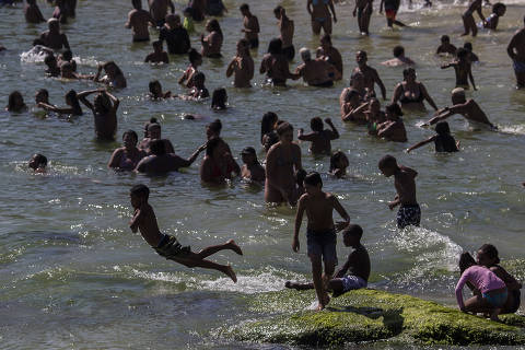 RIO DE JANEIRO, RJ, BRASIL, 28.02.2022 - Movimento de banhistas em dia ensolarado na  praia de Ipanema, na zona sul do Rio de Janeiro, durante o feriado de Carnaval. (Foto: Eduardo Anizelli/Folhapress)