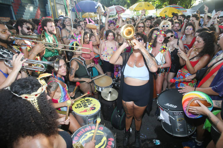 São Paulo tem Carnaval confinado e folia improvisada na rua