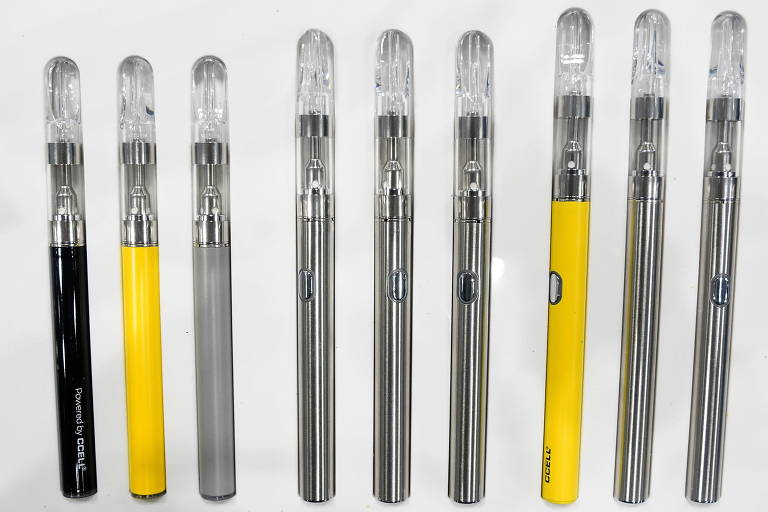 Nove canetas vaporizadoras de maconha nas cores amarelo e cinza