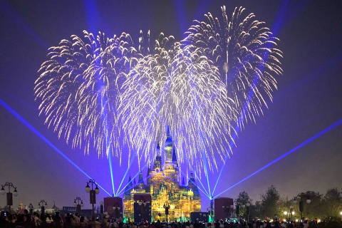 (160619) -- BEIJING, June 19, 2016 (Xinhua) -- Fireworks light up the sky during a fireworks show at the Shanghai Disney Resort for its official opening in Shanghai, east China, June 16, 2016. (Xinhua/Zheng Xianzhang)