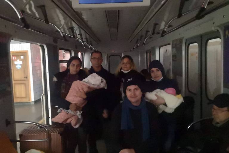 Grupo com dois recém-nascidos tenta deixar Kiev em meio ao caos