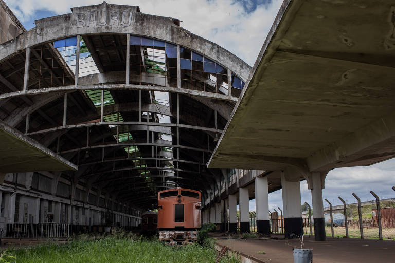 Vista interna da estação ferroviária de Bauru, em SP