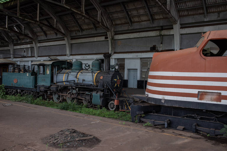 Bens ferroviários no interior da antiga estação central de Bauru