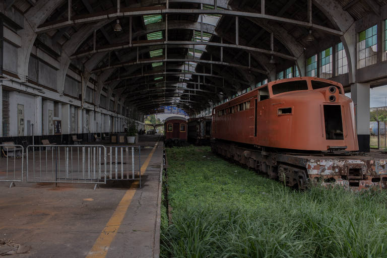 Bens ferroviários no interior da antiga estação central de Bauru