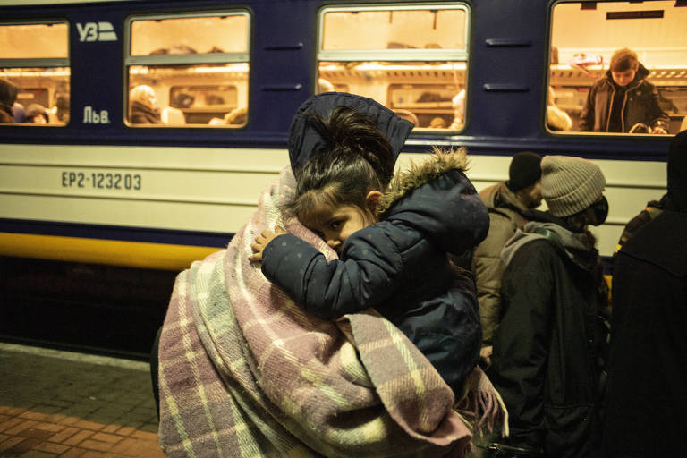 Moradores de Lviv embarcam em trem para deixar Ucrânia em meio à ofensiva russa