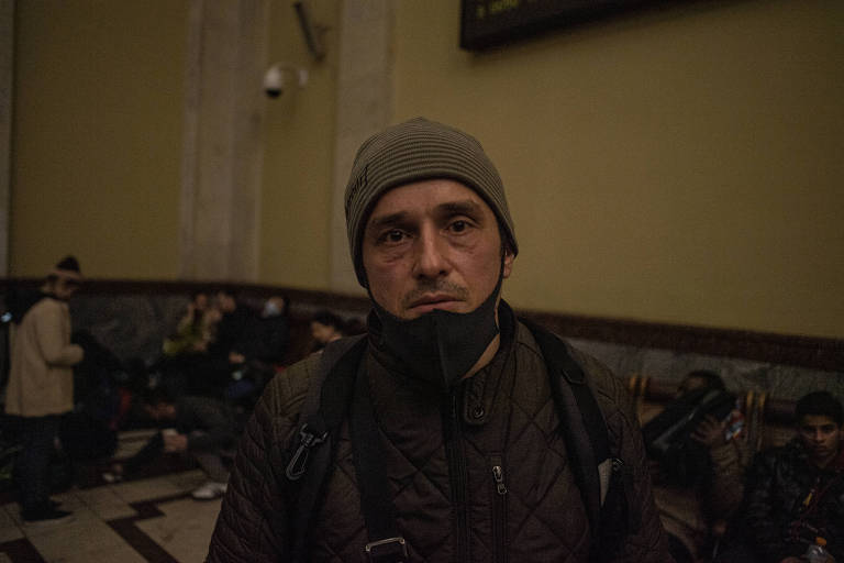 O programador Oleksander Kharchenko, 40, que vive em Kharkiv, na estação de trem de Lviv