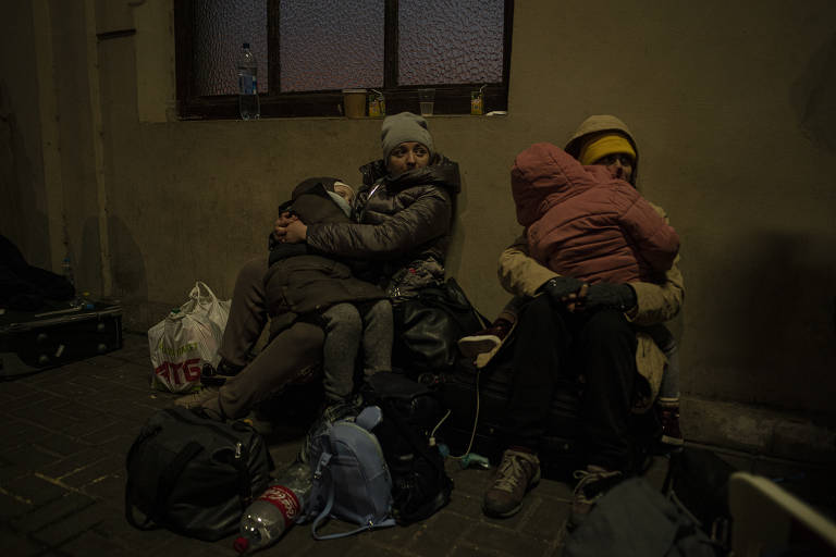 Ucranianos buscam em estação de trem de Lviv oportunidade para deixar país