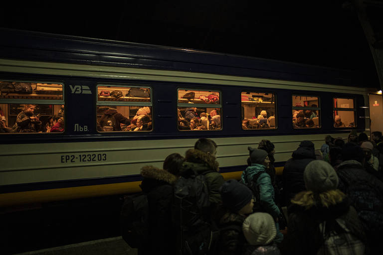 Moradores de Lviv se dirigem para estação de trem para tentar deixar a Ucrânia