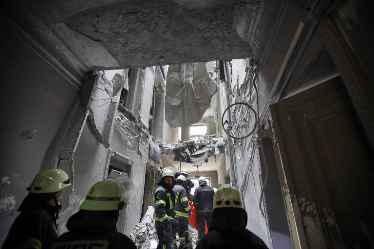 Equipes de resgate nos escombros do prédio da administração regional de Kharkiv, que foi atingido por um ataque de mísseis