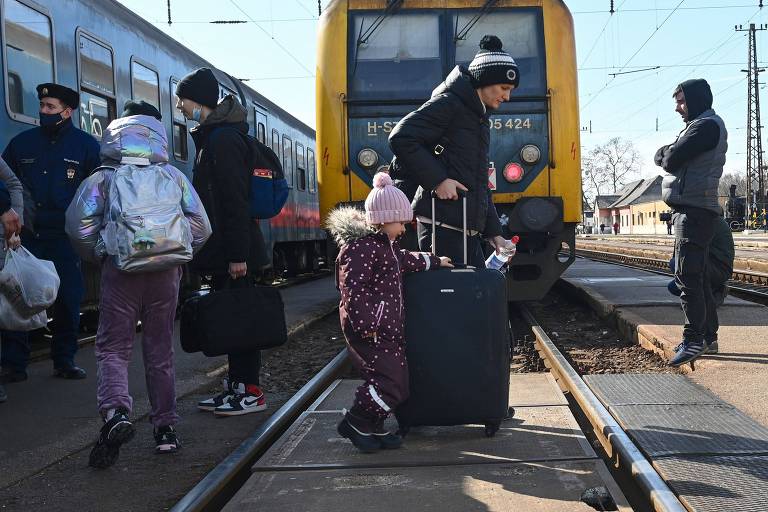 Refugiados ucranianos chegam à estação ferroviária na cidade fronteiriça húngara-ucraniana de Zahony