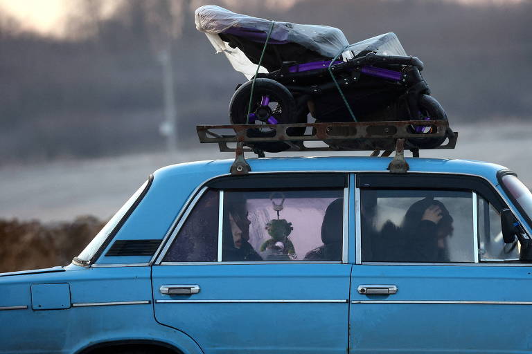 Pessoas chegam em um velho carro Lada, no posto de fronteira com a Polônia, em Medyka, depois que fugiram da Ucrânia