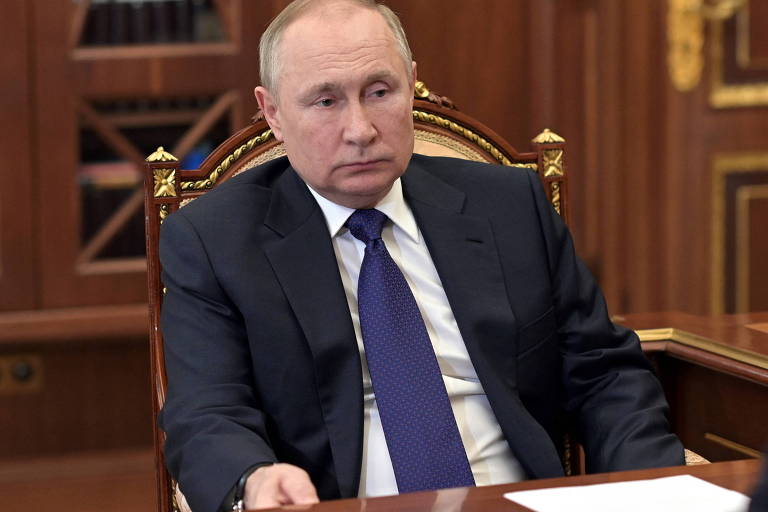 O presidente russo, Vladimir Putin, participa de uma reunião com o governador de São Petersburgo, Alexander Beglov, em Moscou