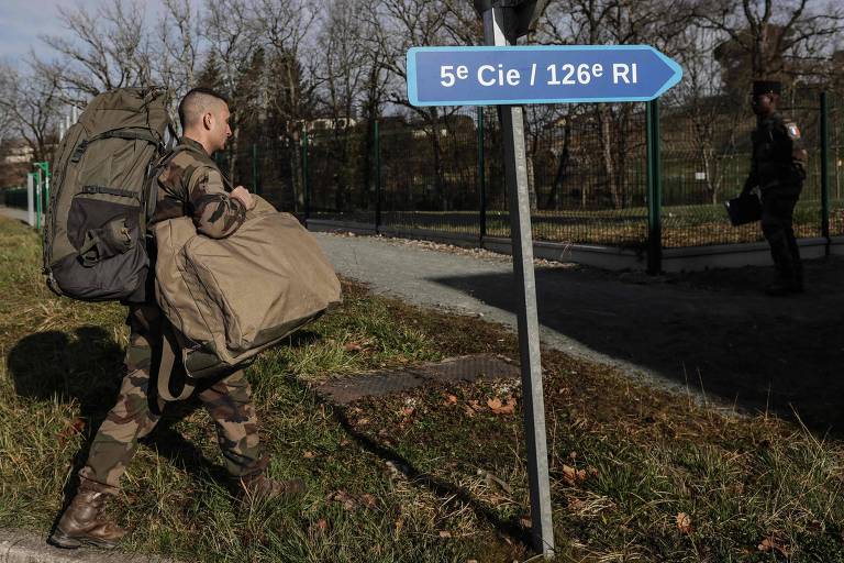 Soldados franceses do Regimento de Infantaria partem para a Romênia, na base Caserne Brune et Laporte em Brive-la-Gaillarde, centro da França